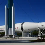 „Artemis II“ Mėnulio misijos raketa jau atvyko į paleidimo vietą: žmonės ruošiasi pirmajam skrydžiui už Žemės orbitos nuo 1972-ųjų