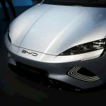 BYD pirmą kartą aplenks „Tesla“ ir taps didžiausiu elektromobilių gamintoju pasaulyje