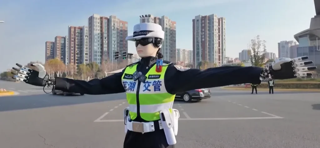 Istorinis įvykis Kinijoje – eismą reguliuos robotas policininkas