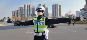 Istorinis įvykis Kinijoje – eismą reguliuos robotas policininkas
