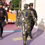 Kaip filmuose: Kinijoje humanoidinis robotas patruliuoja su policininkais