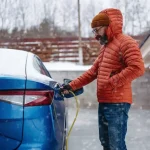 Kodėl elektromobilių baterijos greičiau senka žiemą