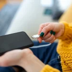 Kodėl telefonai po metų kraunasi lėčiau, nors baterija dar „gera“