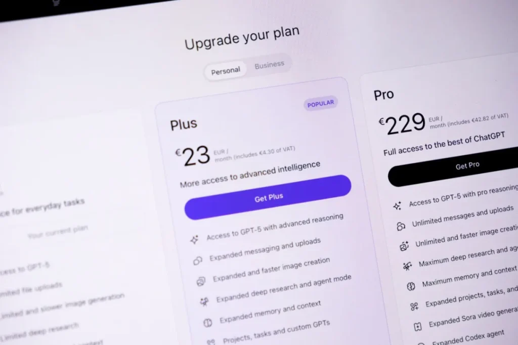 „OpenAI“ vartotojams pasiūlys pigesnį „ChatGPT“ planą, kartu ruošia reklamos bandymus