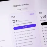 „OpenAI“ vartotojams pasiūlys pigesnį „ChatGPT“ planą, kartu ruošia reklamos bandymus