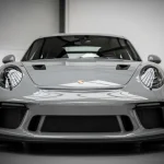 „Porsche“ abejoja elektrine ateitimi? Patentuoja keičiamą elektrinį ir vidaus degimo variklį