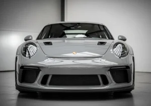 „Porsche“ abejoja elektrine ateitimi? Patentuoja keičiamą elektrinį ir vidaus degimo variklį