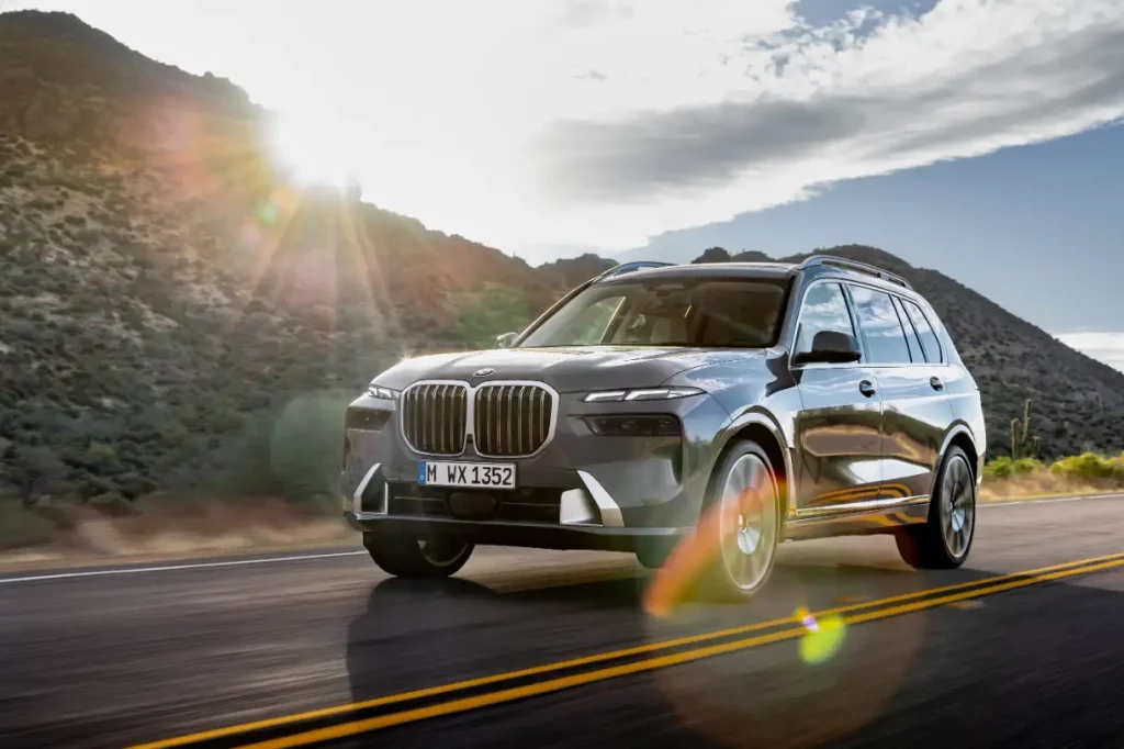 BMW X7 atsinaujins – prabangos segmente ryškėja nauja dizaino kryptis