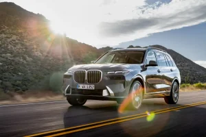 BMW X7 atsinaujins – prabangos segmente ryškėja nauja dizaino kryptis