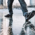 Kaip eiti ledu be traumų – šie fizikos dėsniai gali išgelbėti gyvybę