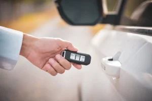Kaip užvesti automobilį, jei išsikrovė išmanaus rakto baterija