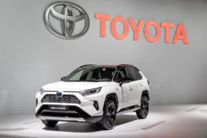 Lietuvių pamėgtas „Toyota RAV4“ ruošia „dovanėlę“ „Apple“ naudotojams