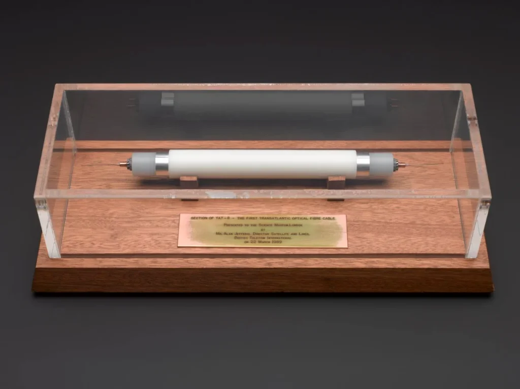 Po beveik 40 metų iš Atlanto vandenyno ištraukiamas kabelis, padėjęs sukurti šiuolaikinį internetą