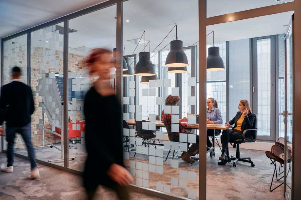 „Turite 18 mėnesių“: dirbtinis intelektas pakeis biuro darbuotojus, įspėja milijardinės vertės įmonės vadovas