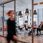 „Turite 18 mėnesių“: dirbtinis intelektas pakeis biuro darbuotojus, įspėja milijardinės vertės įmonės vadovas