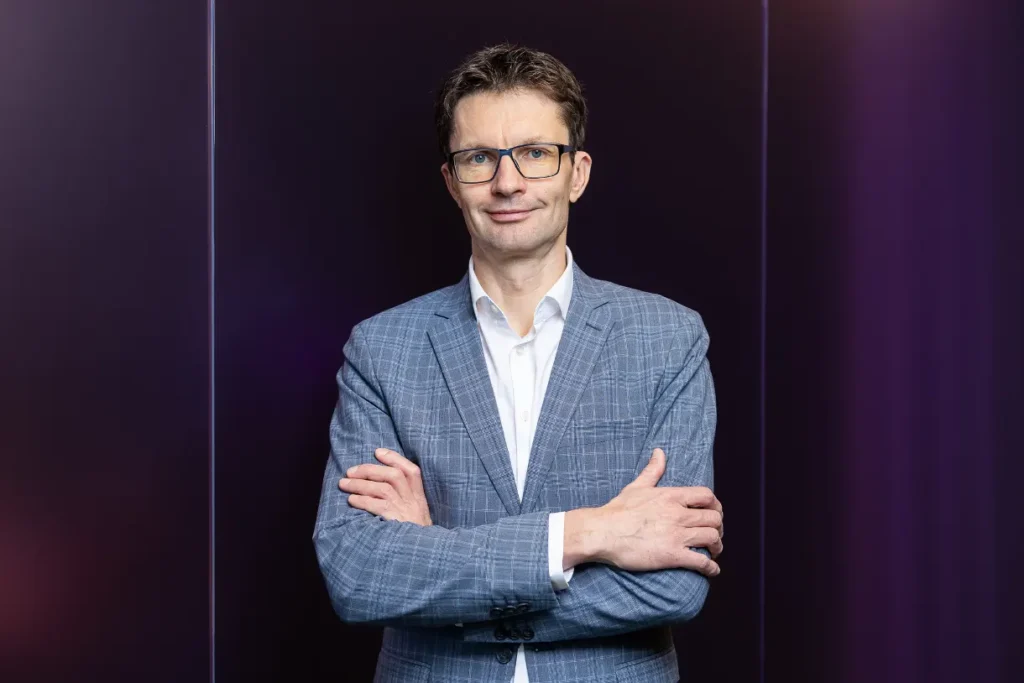 Apklausa: kas trečias darbe nuolat naudoja dirbtinį intelektą