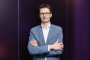 Apklausa: kas trečias darbe nuolat naudoja dirbtinį intelektą