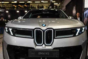 BMW pagrindiniai modeliai taps elektriniai: štai kas planuojama iki 2027 metų