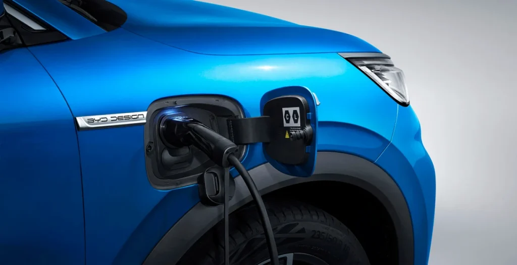 BYD pristatė elektromobilio bateriją, kurios įkrovimas siekia prilygti degalų pylimo greičiui