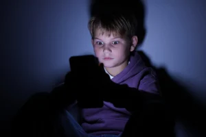 DI kelia naują grėsmę vaikams: pavojingo turinio kiekis pasiekė rekordą