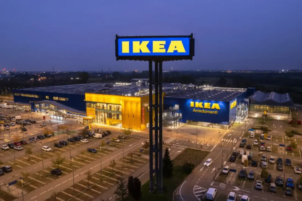 „IKEA“ po padidinamuoju stiklu: Štai kiek medienos sunaudojo 2025 metais