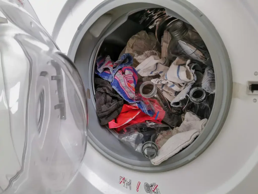 Jūsų sintetiniai drabužiai skleidžia mikroplastikus – Baltijos šalių mokslininkai ieško problemos sprendimo