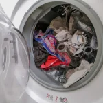 Jūsų sintetiniai drabužiai skleidžia mikroplastikus – Baltijos šalių mokslininkai ieško problemos sprendimo