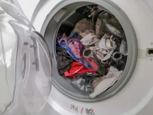 Jūsų sintetiniai drabužiai skleidžia mikroplastikus – Baltijos šalių mokslininkai ieško problemos sprendimo