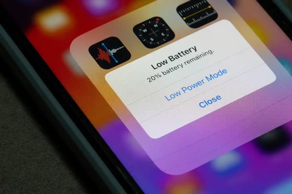 Kaip saugiai krauti „iPhone“: štai ką rekomenduoja „Apple“