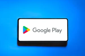 Keisis programėlių atsisiuntimų „Google Play“ tvarka: kai kurių aplikacijų nebeįsidiegsite iš karto