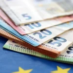 Padirbtų eurų mažėja, bet Lietuvoje jų vis dar randama: ką rodo naujausi duomenys