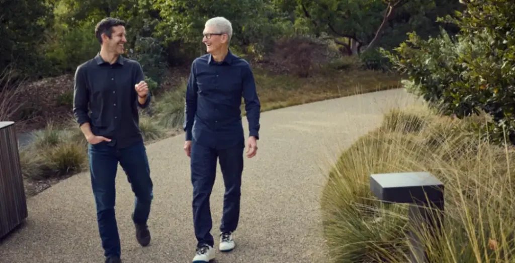 „Apple“ vadovavimą perims Johnas Ternusas: kas jis ir kodėl keičia Timą Cooką