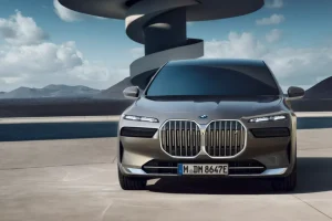 BMW ruošia didelį „i7“ atnaujinimą: diegs naują bateriją, kurtą su hiperautomobilių kūrėjais