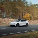 Blogos žinios „Tesla“ vairuotojams: dalis automobilių liks be autonominės vairavimo sistemos