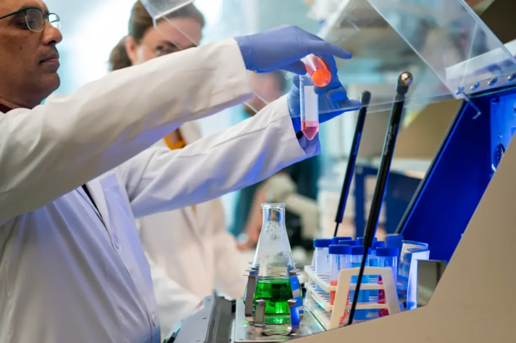 Mokslininkai skelbia proveržį: sulėtino smegenų senėjimą su nosies purškalu