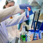 Mokslininkai skelbia proveržį: sulėtino smegenų senėjimą su nosies purškalu