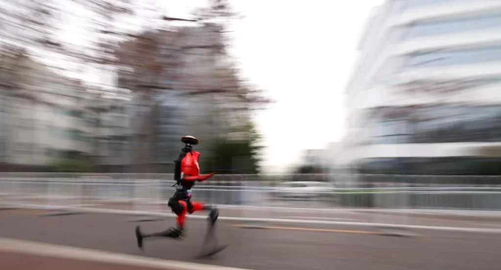 Pirmą kartą istorijoje: robotas pusmaratonyje aplenkė žmogų – ką tai reiškia mums?