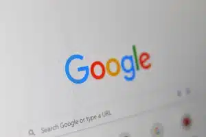 „Google“ naudotojai atrado būdą matyti mažiau DI atsakymų: tam pakanka vienos gudrybės