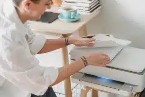 Kodėl vis daugiau verslų nebenori pirkti spausdintuvų? Įmonės pradeda skaičiuoti ne tik kainą