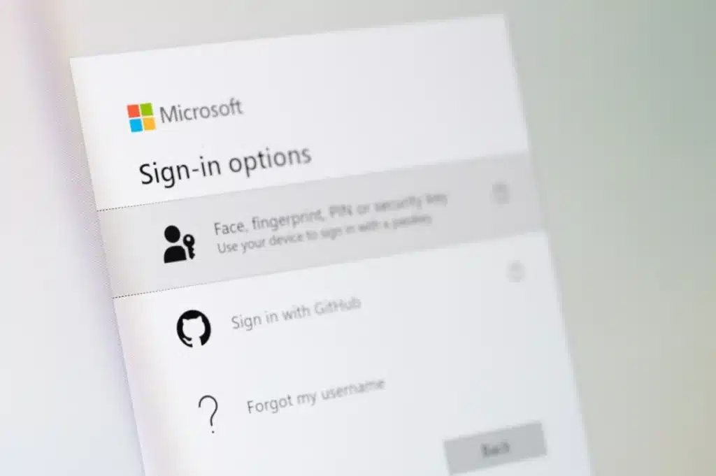 „Microsoft“ atsisako SMS kodų: milijonams „Windows“ vartotojų keisis prisijungimas prie paskyrų