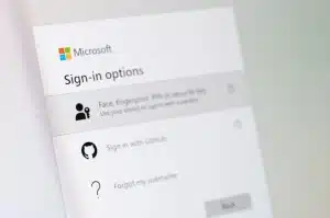 „Microsoft“ atsisako SMS kodų: milijonams „Windows“ vartotojų keisis prisijungimas prie paskyrų