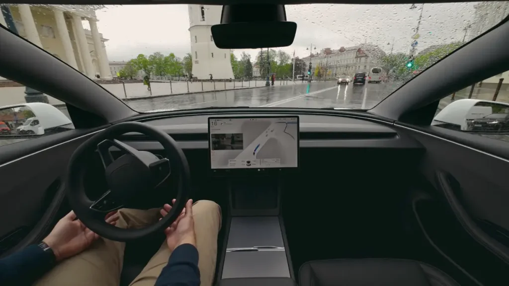 Pažvelkite: „Tesla“ Vilniuje išbandė autonominio vairavimo sistemą