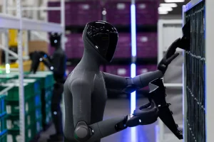 BMW pradeda naują etapą: elektrinio iX5 gamybai pasitelks humanoidinius robotus