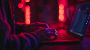 Bijote, kad jus stebi per kompiuterio kamerą? Štai kaip tai patikrinti