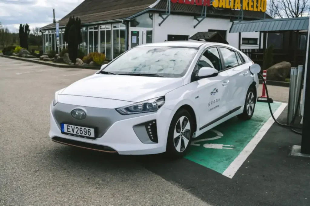 Lietuvos vairuotojų pasirinkimai keičiasi: elektromobilių registracijos šoktelėjo 60 proc.
