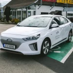 Lietuvos vairuotojų pasirinkimai keičiasi: elektromobilių registracijos šoktelėjo 60 proc.