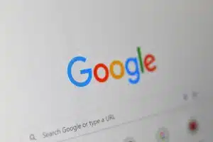 Svarbioje „Google“ byloje teismas nusprendė: už neteisingus DI atsakymus atsakys bendrovė