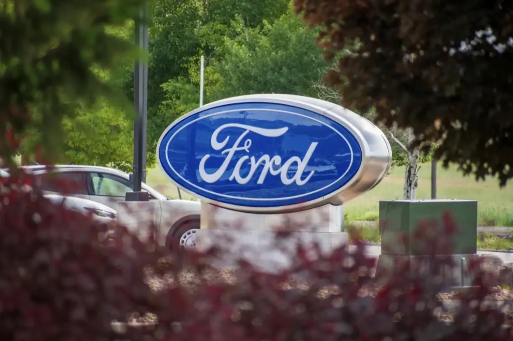 „Ford“ pripažino klaidą: dirbtinis intelektas nesugebėjo pakeisti patyrusių inžinierių