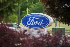 „Ford“ pripažino klaidą: dirbtinis intelektas nesugebėjo pakeisti patyrusių inžinierių