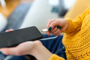 Daugelis lietuvių tai daro kasdien: ar įkroviklį iš tiesų reikia išjungti iš elektros lizdo?